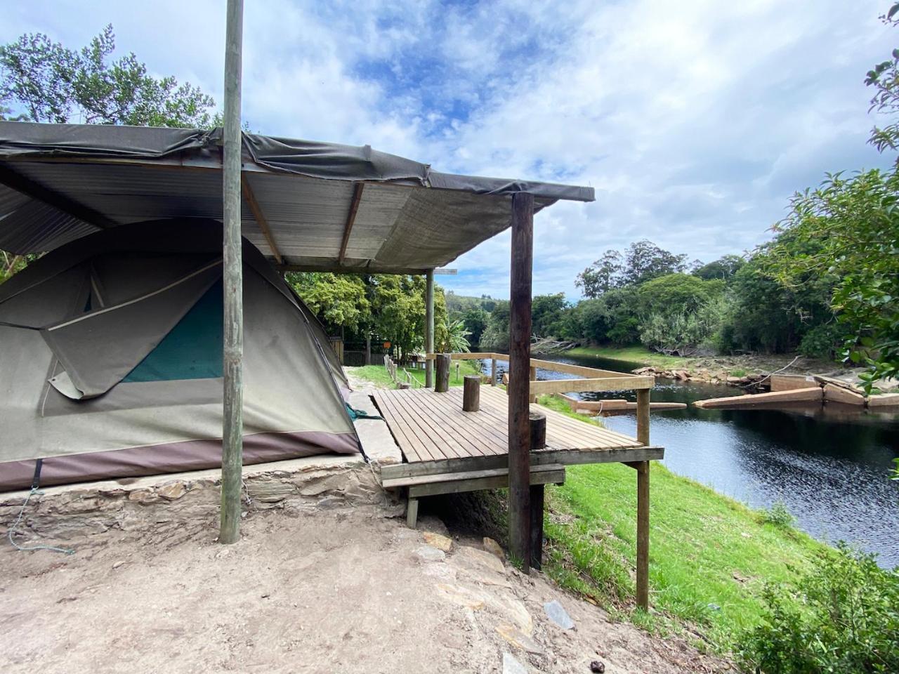 The Riverdeck Accommodation And Backpackers Knysna Esterno foto