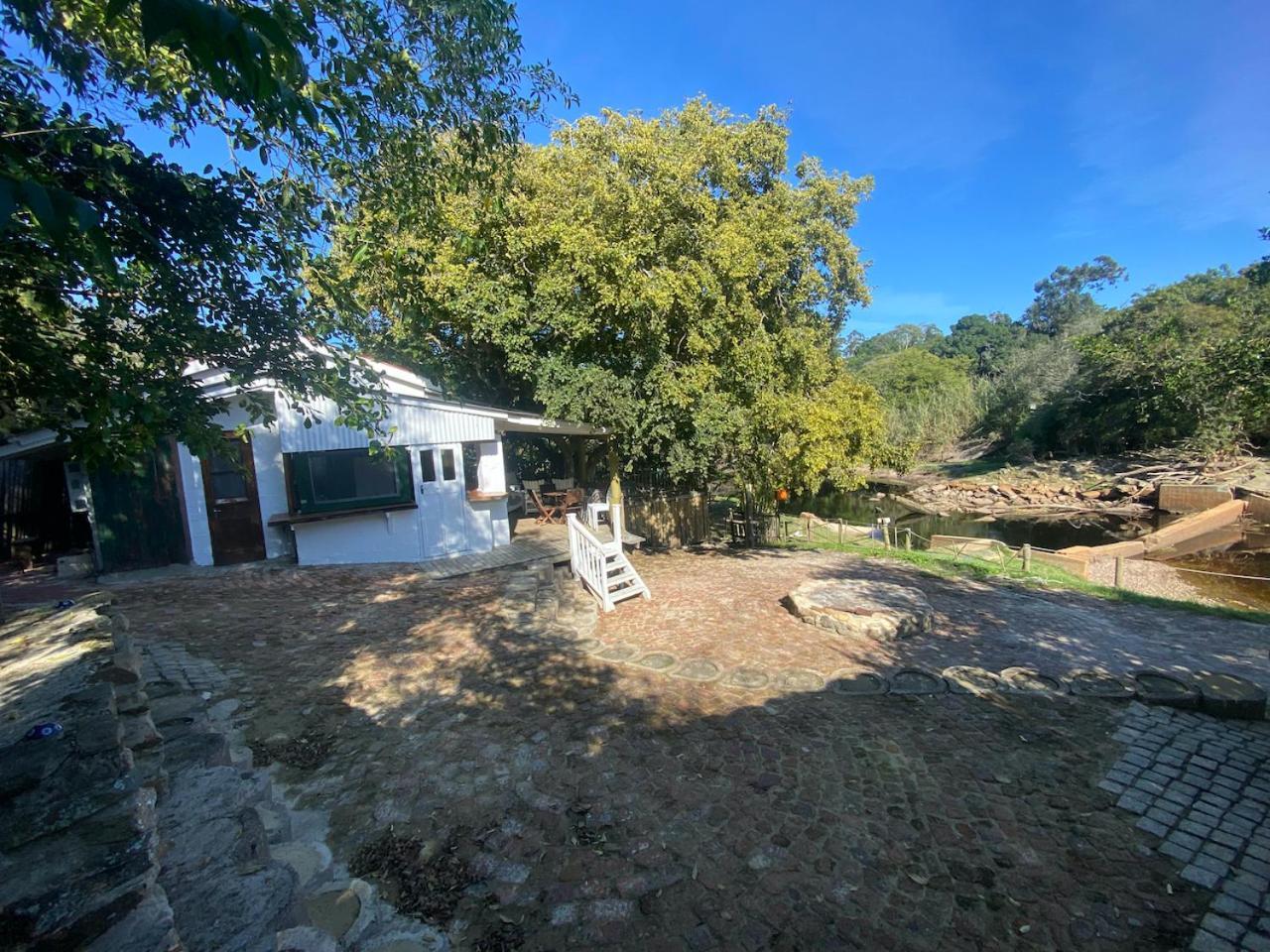 The Riverdeck Accommodation And Backpackers Knysna Esterno foto