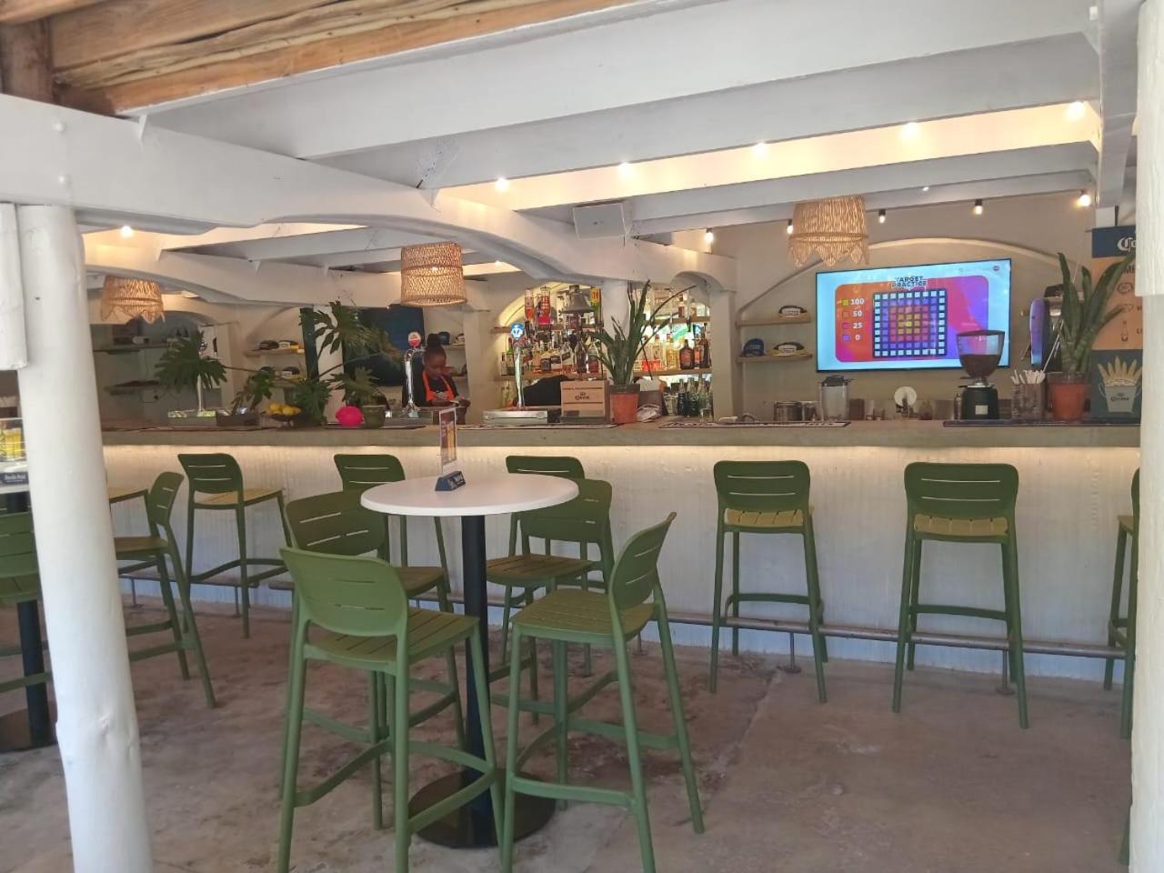 The Riverdeck Accommodation And Backpackers Knysna Esterno foto